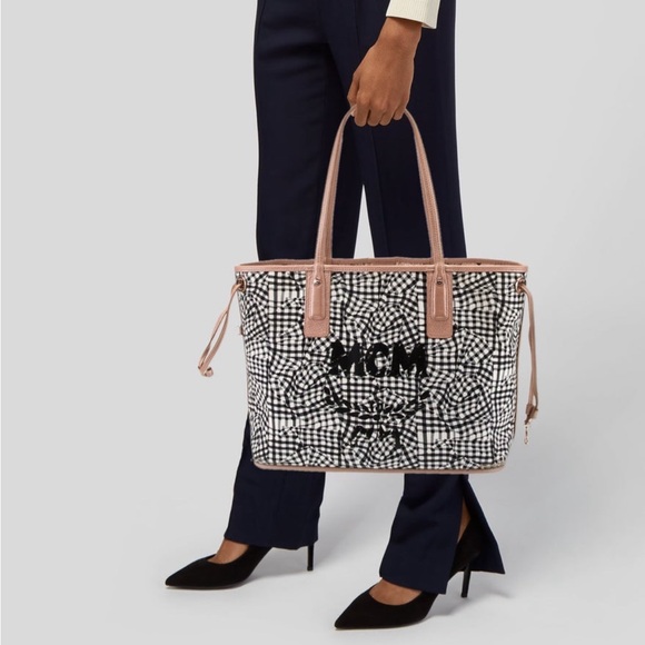 MCM Metallic Visetos Reversible Tote W/ Smaller  Pouch Included ✨AUTHENTIC✨ - Picture 4 of 13